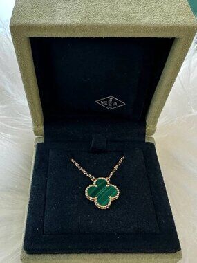 ✅Van Cleef & Arpels Green 18K Gold Necklace